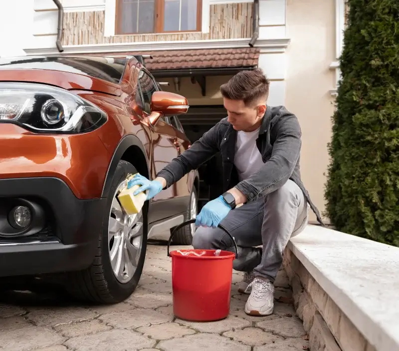 Lavage auto à domicile Target : professionnel intervenant sur un véhicule